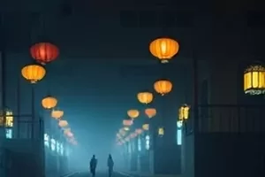 《山脊上的灯》剧照：夜行山道上远处的一盏孤灯