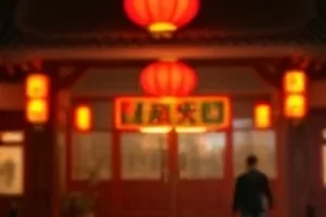 《冬泳者》剧照：结着薄冰的湖面与岸边的毛巾
