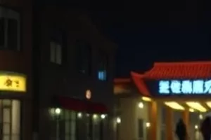 《钝刀》剧照：厨房砧板上的一把旧菜刀与半颗洋葱