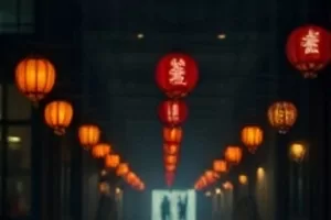 《无声交易》剧照：停车场立柱间一只被遗落的手提箱